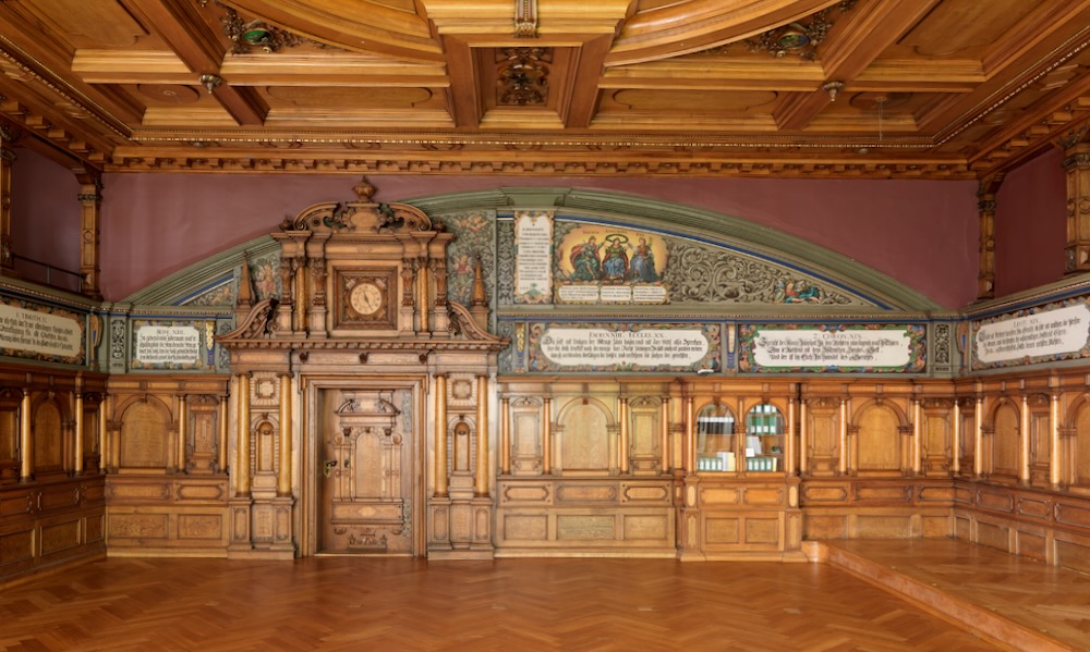 Grosse Ratstube von 1624/25, der Bogen zeigt die Lage der ursprünglichen Decke an