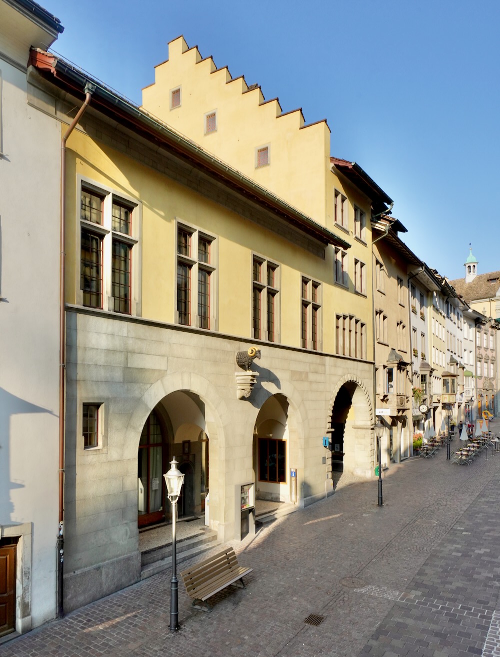 das zweigeschossige Rathaus an der Vordergasse mit dem sog. Rathausbogen mit Treppengiebel